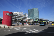 900425 Gezicht op het streekbusstation op het Stationsplein te Utrecht, vanaf de Moreelselaan, met op de achtergrond ...